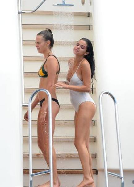 E poi, Selena e Cara si concedono una doccia gelata. (foto Olycom)